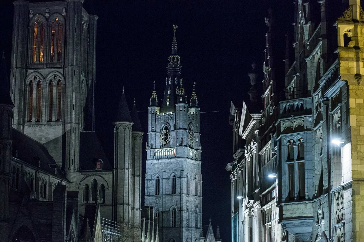 Het Belfort van Gent verlicht bij avond