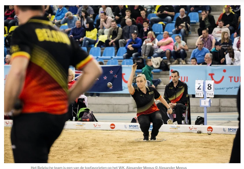 Belgische petanquespelers tijdens een wedstrijd voor publiek