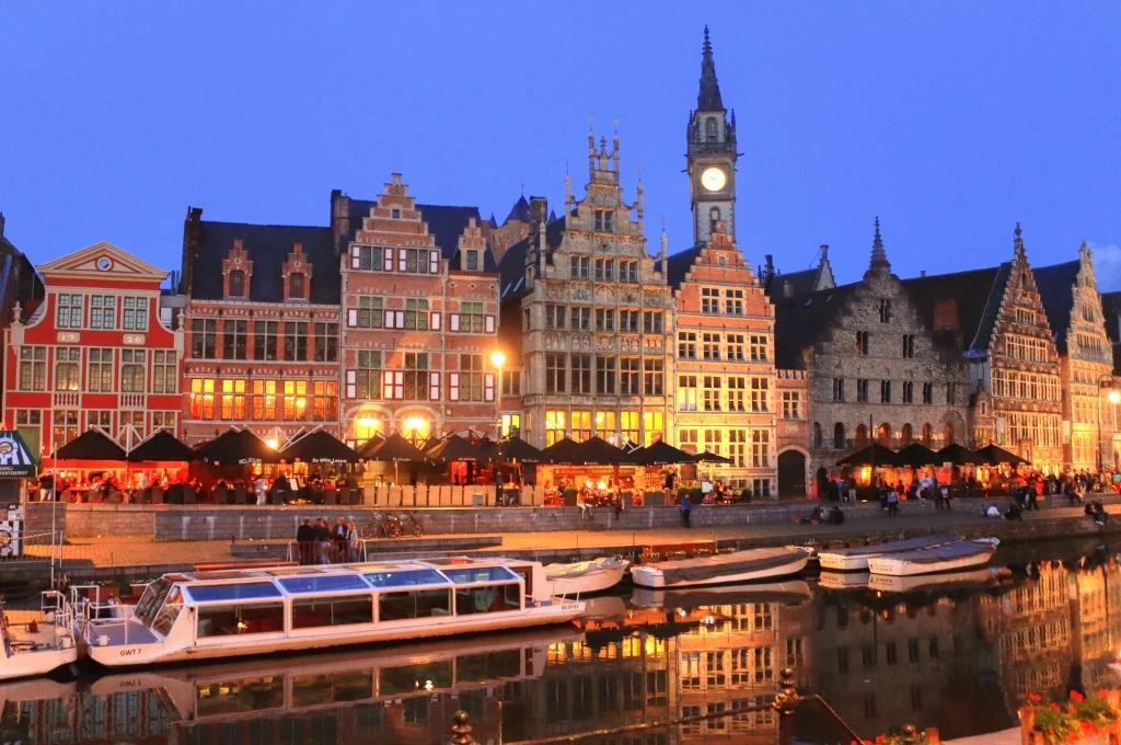 De Graslei en Korenlei in Gent bij avond