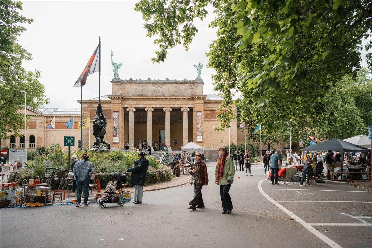 De ingang van het Museum voor Schone Kunsten in Gent, met bezoekers op het plein