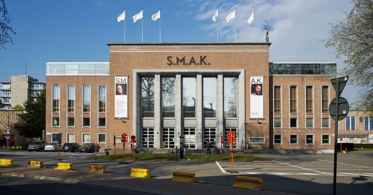 De herkenbare gevel van S.M.A.K. in Gent